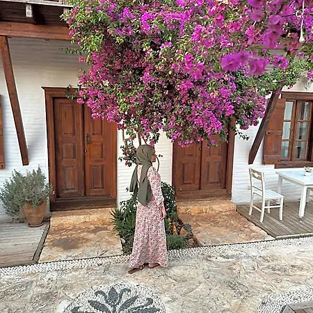 Courtyard Hotel *