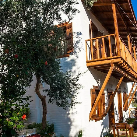 Courtyard Hotel *