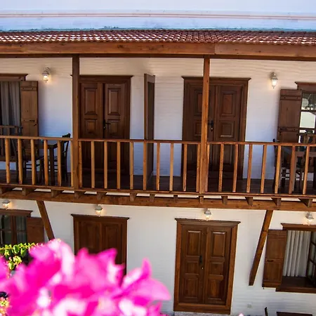 Courtyard Ξενοδοχείο Καλκάν